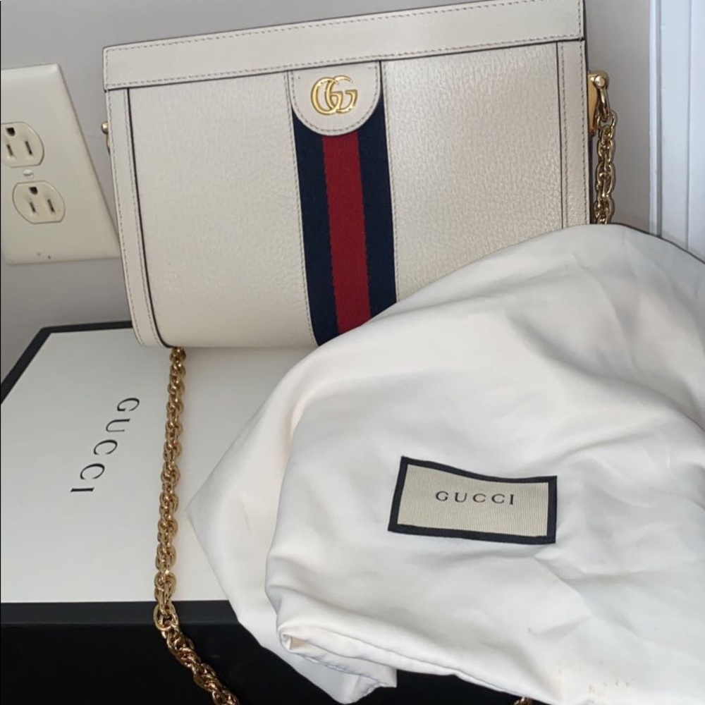 Gucci handbag comes with box & dust bag